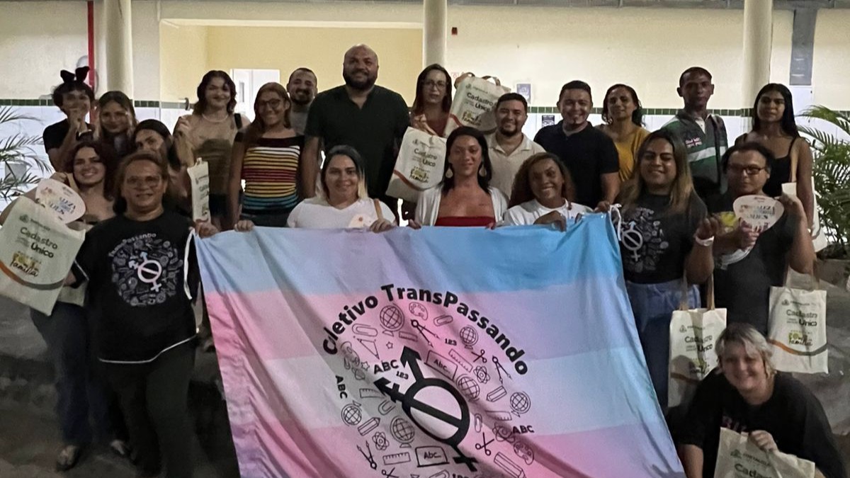 grupo de pessoas posa para a foto